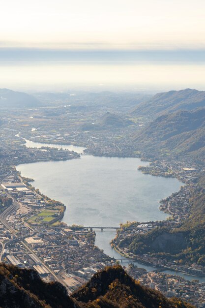 写真 山の風景夏の朝の美しい山の湖大きなパノラマコモ イタリア