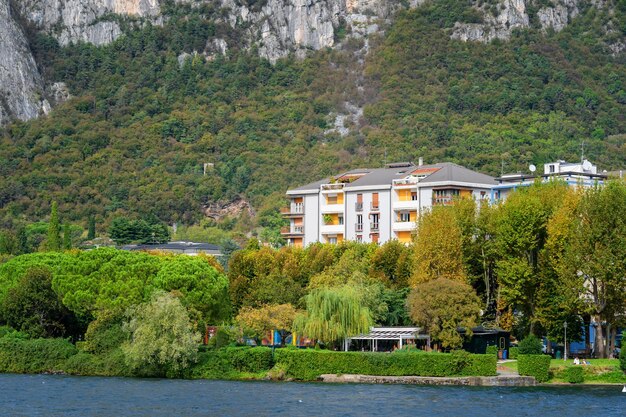 Foto paesaggio di montagna pittoresco lago di montagna nella mattinata estiva grande panorama come l'italia