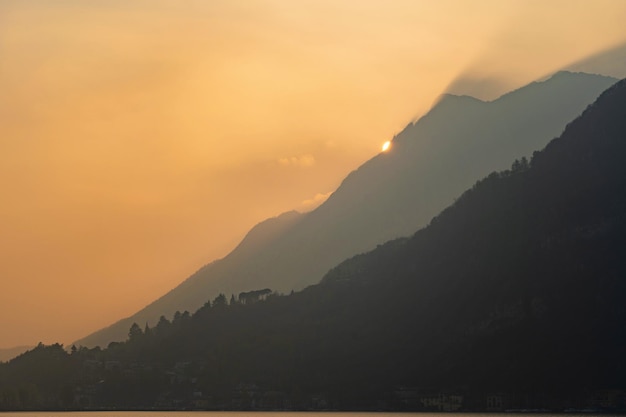 山の風景 夏の朝の美しい山の湖 パノラマ・コモ・イタリア