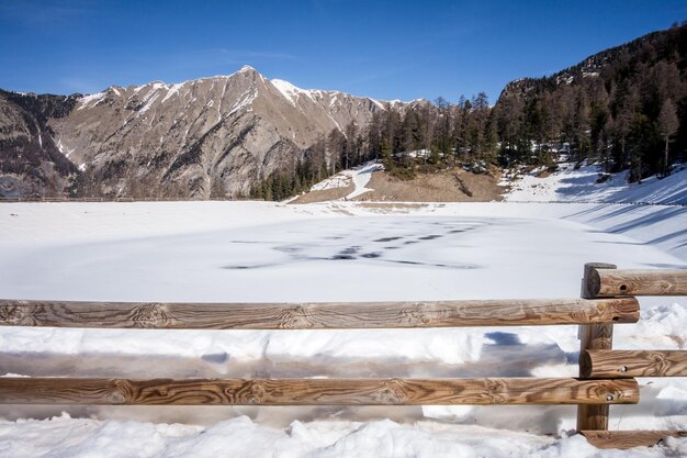 겨울에 눈과 얼어붙은 호수 아래 산 풍경