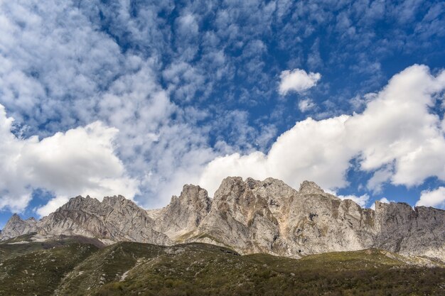 ルタデルカレス、アストゥリアス、スペインの晴れた日の山の風景