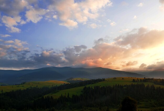 Paesaggio di montagna al tramonto in primavera