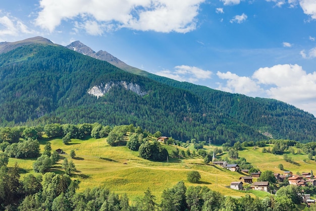 スイス アルプスの山の風景