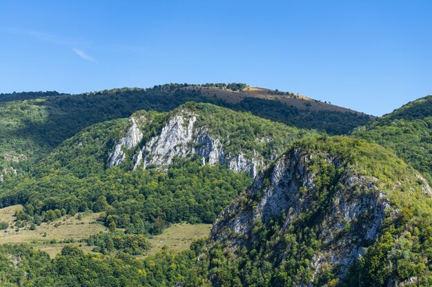 ルーマニア、トラスカウ山脈の山の風景、空撮