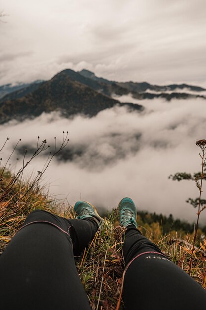 Foto paesaggio di montagna concetto di stile di vita di viaggio avventura vacanze estive all'aperto ritratto gilr che si diverte a correre in montagna