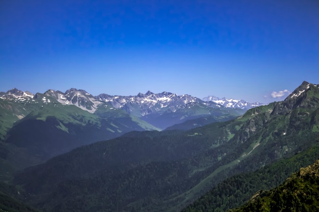 Горный пейзаж, вид на Кавказские горы с заснеженными вершинами.