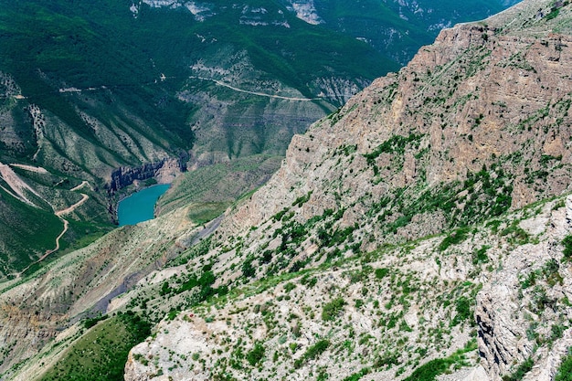 ダゲスタン共和国のスラク川の青い水の谷と深い峡谷の山の風景の景色