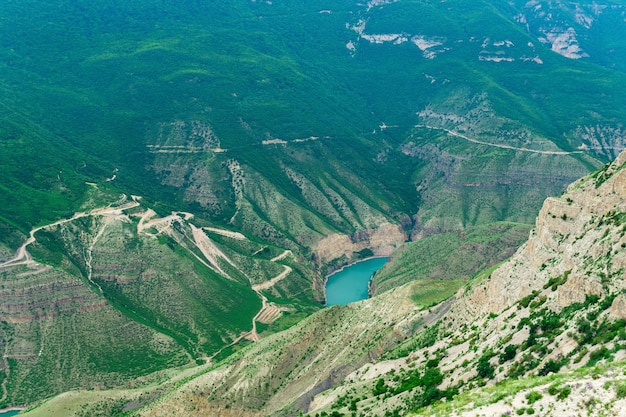 다게스탄의 술락 강의 푸른 물 계곡이 있는 깊은 협곡의 산 풍경