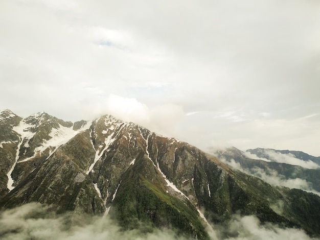 Горный пейзаж с облаками и туманом