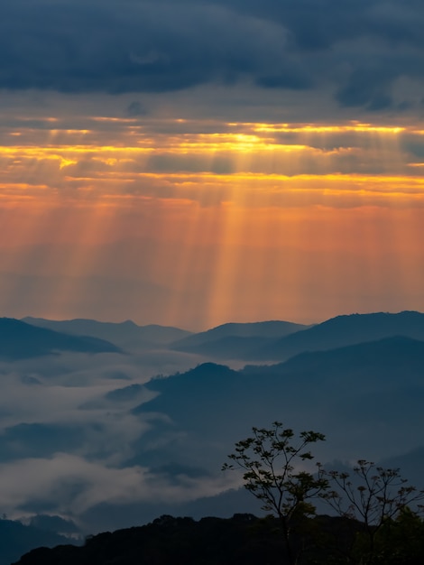 흐린 하늘에 화려한 생생한 일몰과 함께 산 풍경