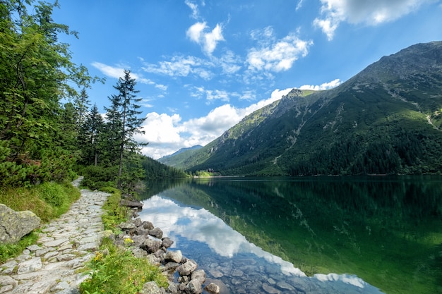 Paesaggio montano con sentiero escursionistico e vista su splendidi laghi