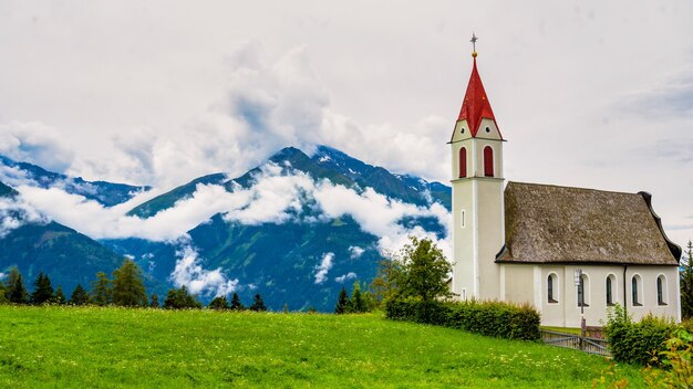 オーストリアアルプスの小さな教会のある山の風景