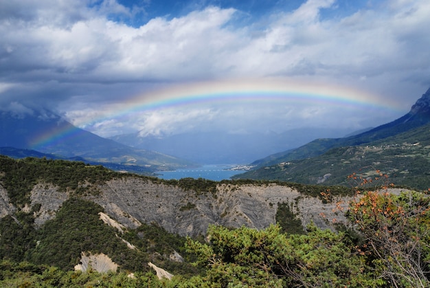 虹と山の風景