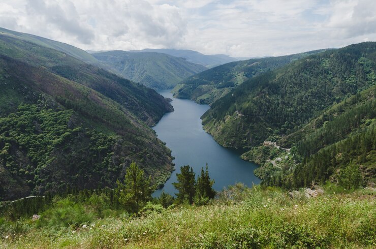Фотография горный пейзаж с рекой.
