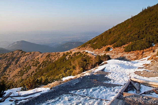 岩の小道のある山の風景