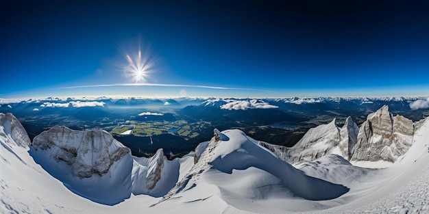 頂上に雪と太陽が輝く山の風景。