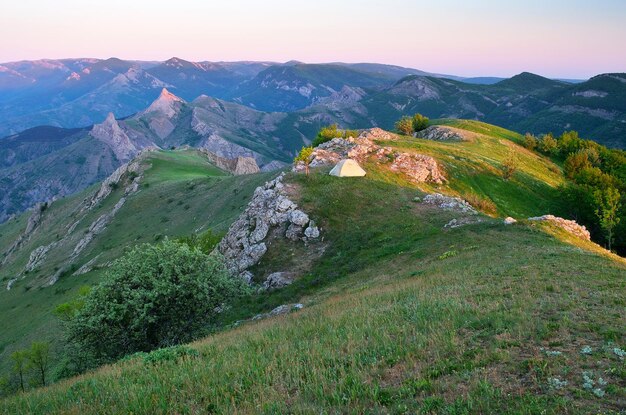 テントのある山の風景。太陽の最初の光線で朝。クリミア半島;ウクライナ;ヨーロッパ