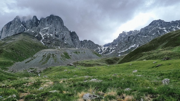 渓谷とチャウキ ジュタ山の景色を望む山の風景 ジョージア州の美しい空と岩