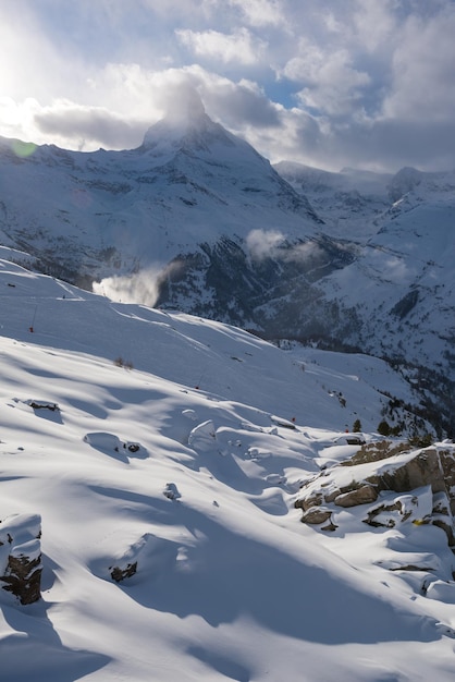 美しい冬の日に新雪のあるスイスのマッターホルン山
