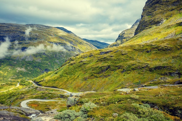 劇的な曇り空ノルウェーと山の霧の秋の風景