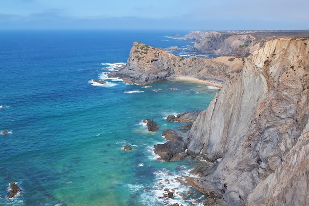 Costa dell'oceano di montagna in portogallo.