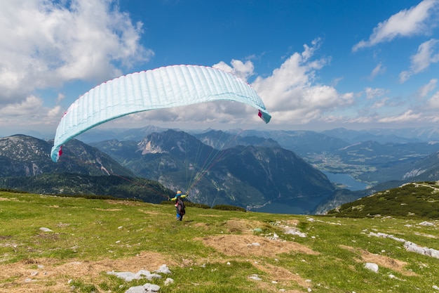 Photo mountain panorama with paraglider