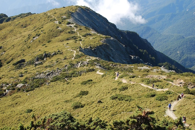 朝、潔明湖に行ったり来たりする台湾の自然の山道と景色