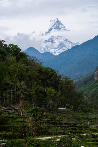 Picco di montagna la sera contro il cielo blu con nuvole, nepal