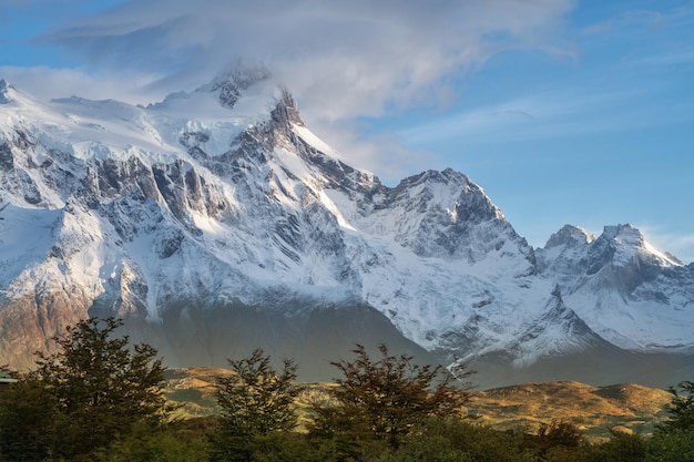 토레스 델 파인 국립 공원 (Patagonia, 칠레) 에 있는 레이고 델 페호 (Lago del Pehoe) 호수 연안의 산꼭대기