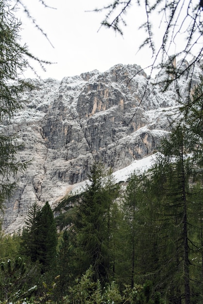 Foto picco di montagna in inverno, dolomiti, italia