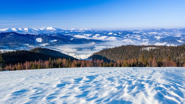 風に吹かれて雪が降る山頂冬の風景雪が降る寒い日