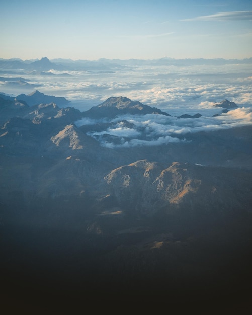 Photo mountain peaks in chamonixmontblanc france french alps beautiful trees national park