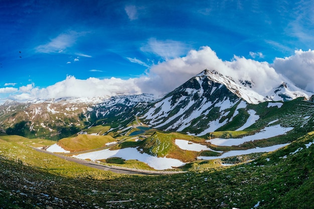 Photo mountain peaks covered with snow