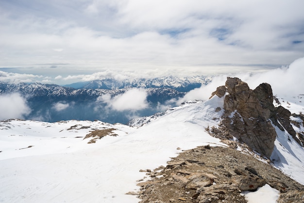 Горные вершины и заснеженные гряды в Альпах