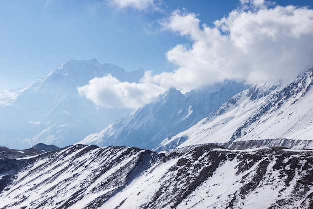 Thorong LaManasluの山頂がヒマラヤを通過