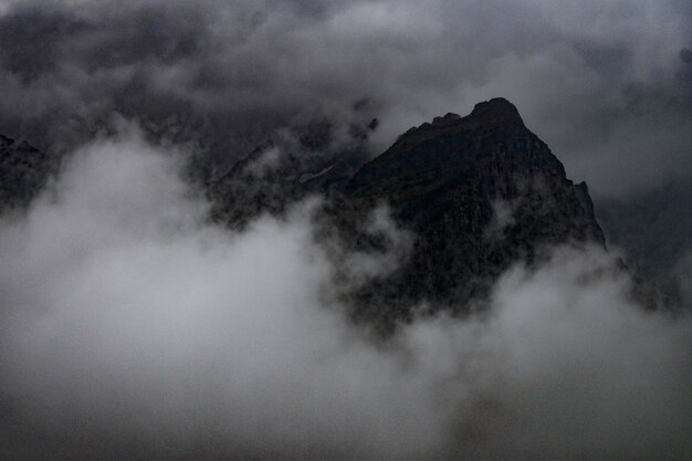 写真 雲が転がる山頂