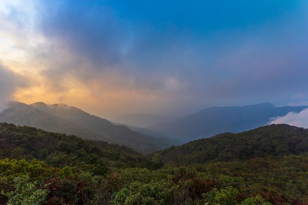 山の写真朝日タイ美しい夕日の丘の頂上を眺めるナコンシータンマラート