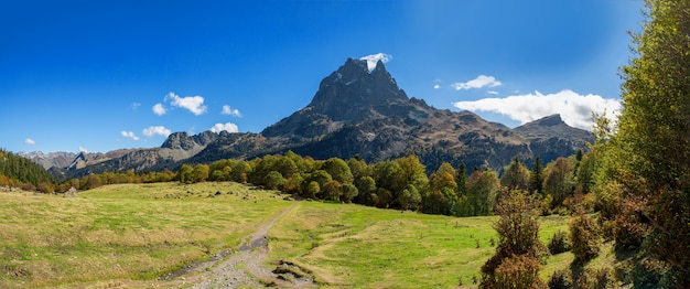 Montagna di pic du midi ossau in autunno, francia, pirenei