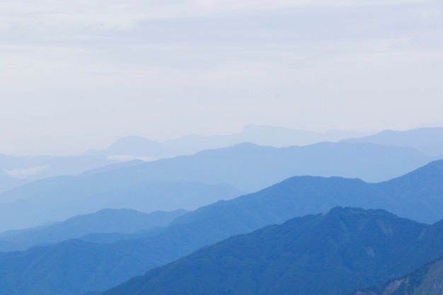 山脈の風景、地平線と丘、青い色のグラデーション