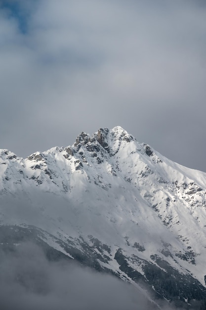 Photo the mountain range above the tyrolean city of innsbruck - known as the nordkette a paradise for snowboarders and cross-country skiers