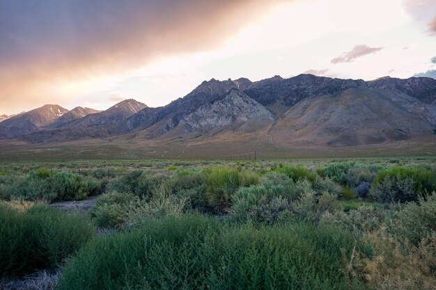 曇ったカラフルな夕日の山脈東シエラネバダ山脈カリフォルニア