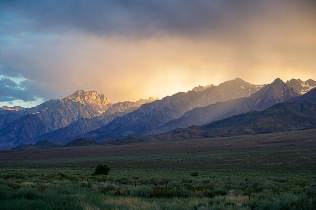 曇ったカラフルな夕日の山脈東シエラネバダ山脈カリフォルニア