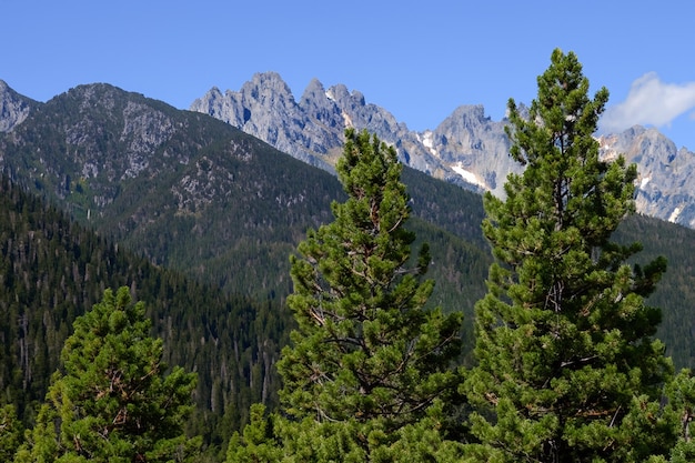 Photo a mountain range with a mountain in the background