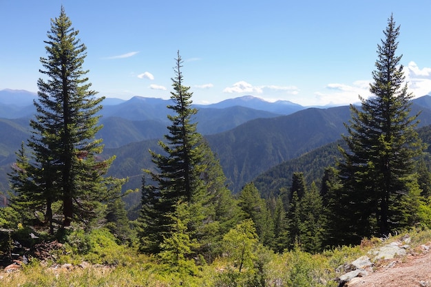 Photo a mountain range with a mountain range in the background