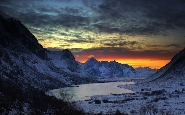 Photo a mountain range with snow on the top of it