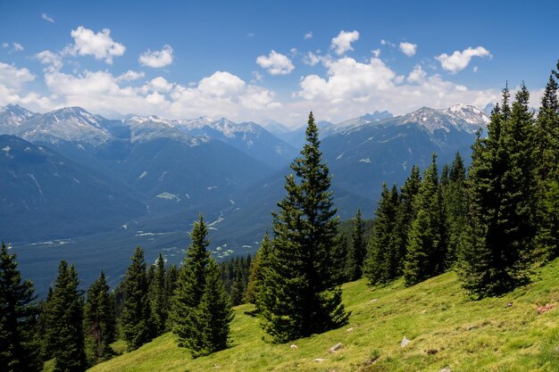 Photo a mountain range with a view of the mountains