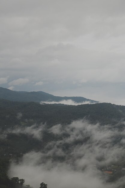 Горный массив с видимыми силуэтами сквозь утренний голубой туман