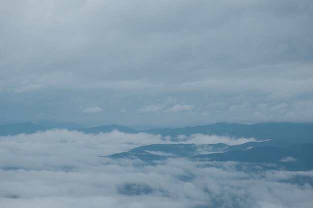 朝の青い霧の中にシルエットが見える山脈