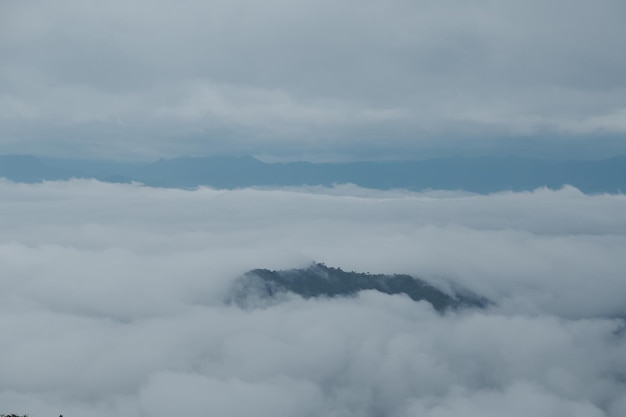 朝の青い霧の中にシルエットが見える山脈