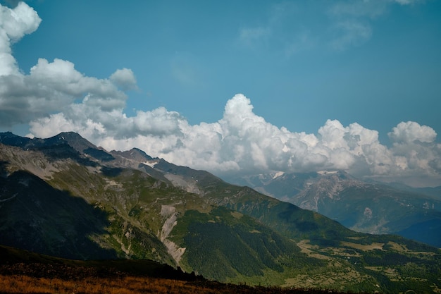 사진 구름과 언덕이 있는 조지아 하늘의 화창한 날 산맥
